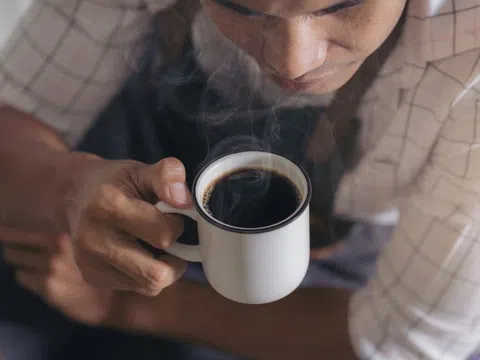 Cơ thể có hai dấu hiệu lạ sau khi uống cà phê, bác sĩ lý giải