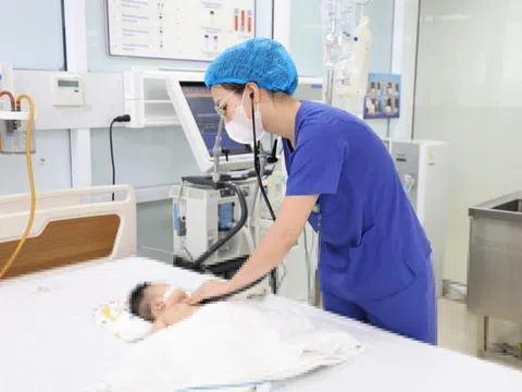 Trẻ 4 tháng khò khè ho nhẹ, một ngày sau nhập viện đã viêm phổi