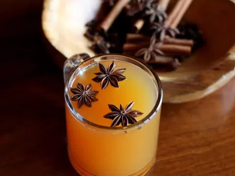 Có nên dùng rượu nóng pha mật ong để chữa cảm lạnh?