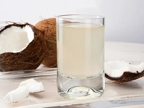 Điều gì xảy ra khi uống nước dừa thường xuyên?