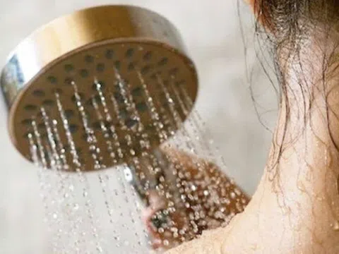 Tắm đêm muộn nguy cơ ảnh hưởng đến tim mạch và thần kinh, làm sao tránh rủi ro?