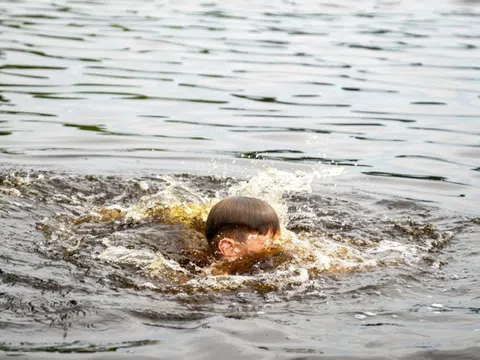 Trẻ ra đi thương tâm trong hồ bơi cạn: Bác sĩ cảnh báo những sai lầm
