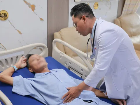 Đau lưng đi khám, phát hiện 2 ống thông nằm trong người 10 năm