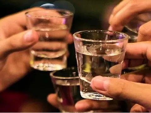 Một người tử vong, nhiều người nhập viện cấp cứu nghi do ngộ độc rượu