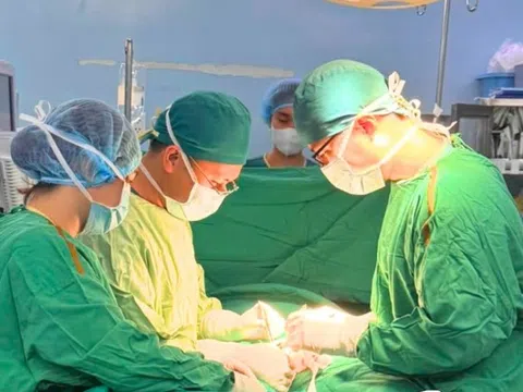 Bé trai ở TP.HCM nhập viện với vùng kín tím đen