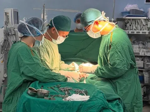 Đi viện muộn, cậu bé 14 tuổi mất tinh hoàn vì lỡ 'giờ vàng'