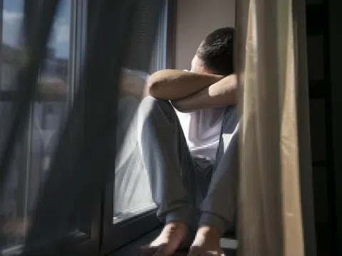 Thiếu niên 13 tuổi hành động dại dột, bác sĩ cấp cứu liên tục 3 ngày