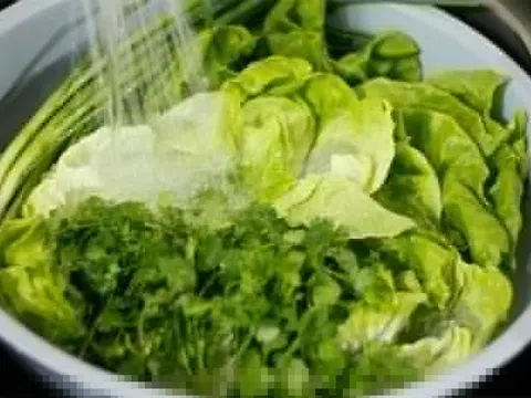 Rửa rau ngâm muối bao lâu là đủ sạch mà không làm nát rau?
