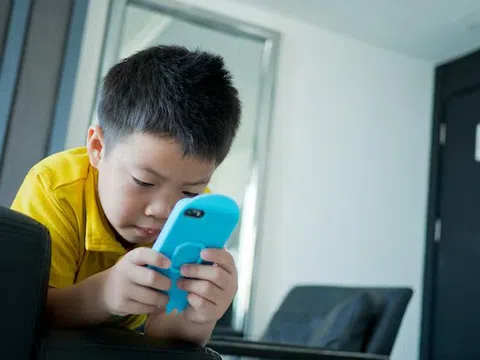 Trẻ xem điện thoại, máy tính bảng quá sớm có thể bị thay đổi cấu trúc não