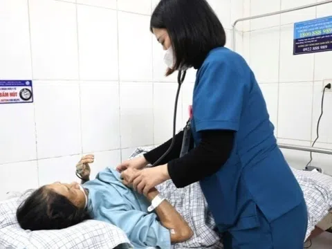 Người phụ nữ gánh hậu quả vì chủ quan khi bị gà đá