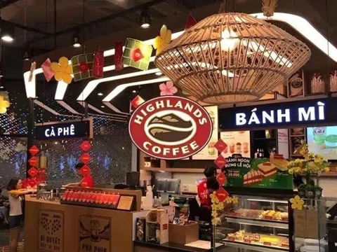 Khách ăn lâu năm dè chừng bánh mì pate Highlands Coffee