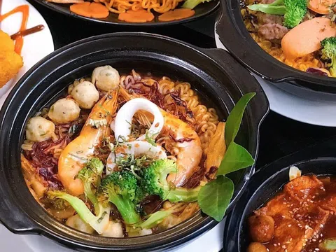 Bé trai nhiễm HP nôn ra máu, đi tiêu phân đen sau khi ăn mì cay