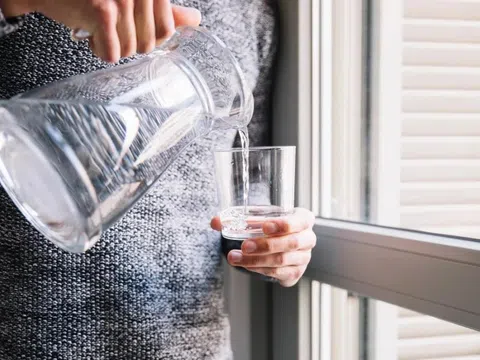 Những kiểu uống nước khiến thận ngày càng suy