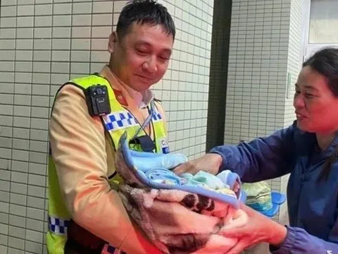 CSGT dẫn đường cho xe chở sản phụ chuyển dạ đến bệnh viện