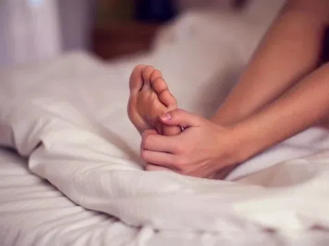 Tê bì tay chân, chuột rút buổi sáng là dấu hiệu bệnh gì?