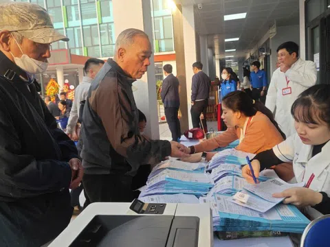 Khám tại trạm y tế, được bác sĩ tuyến trung ương điều trị