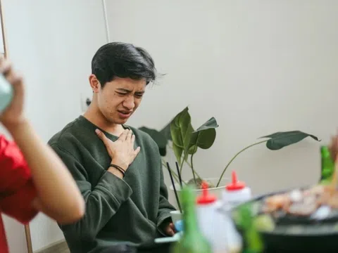 Một thói quen sau bữa ăn khiến nhiều người Việt phải lên bàn mổ