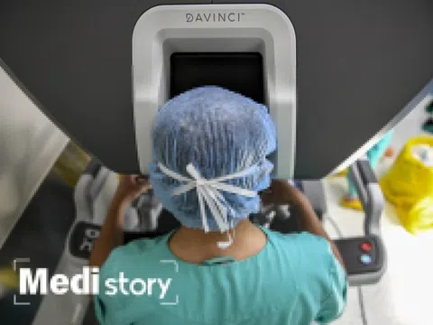 Xem bác sĩ TP.HCM phẫu thuật bằng robot hiện đại nhất thế giới