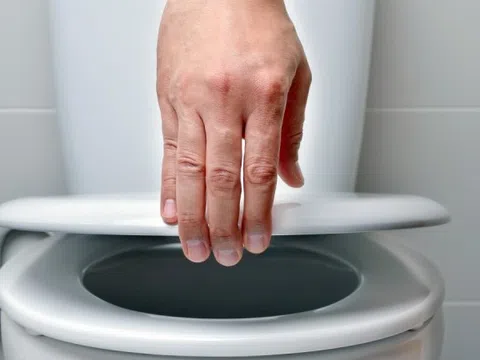 Nên đóng hay mở nắp khi xả bồn cầu?