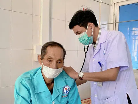 'Ho ra máu sét đánh' hơn 300ml mỗi lần, bệnh nhân 71 tuổi được cứu sống kịp thời