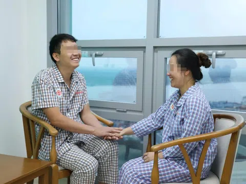 Câu hỏi đầu tiên của người vợ sau mổ khiến bác sĩ xúc động