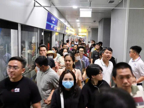 Cảnh khác lạ tại ga Metro số 1 ở TP.HCM
