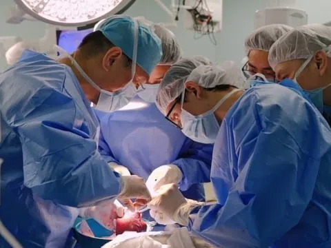 Kỳ tích ghép gan cho bé gái gần 1 tuổi, nặng chỉ 5,3 kg tại Vinmec