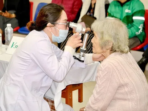 V.Rohto 20 năm mang đến hàng nghìn ca khám, mổ mắt miễn phí