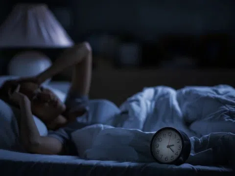 Giải mã tình trạng thức giấc giữa đêm và khó ngủ lại