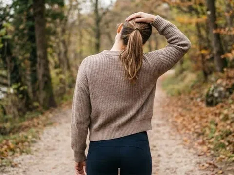 Người phụ nữ bị đột quỵ sau khi bẻ khớp cổ để giảm căng thẳng