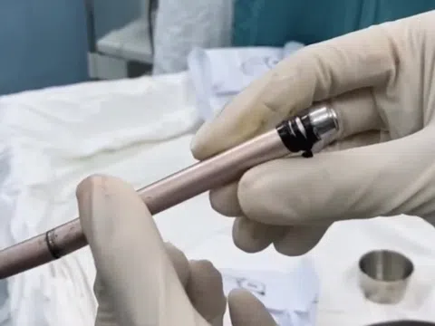 Cây bút lọt vào vùng kín, thiếu nữ nhập viện cấp cứu trong đêm