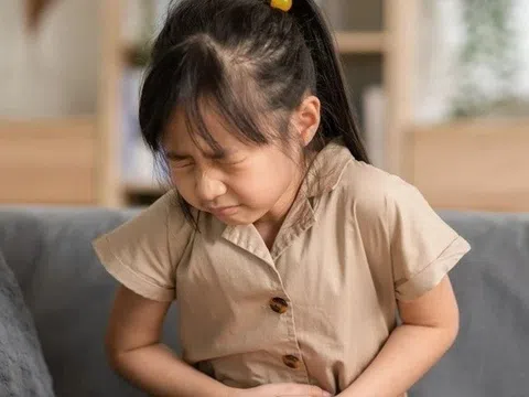 Cách xử trí khi trẻ bị đau bụng, nôn ói tại nhà