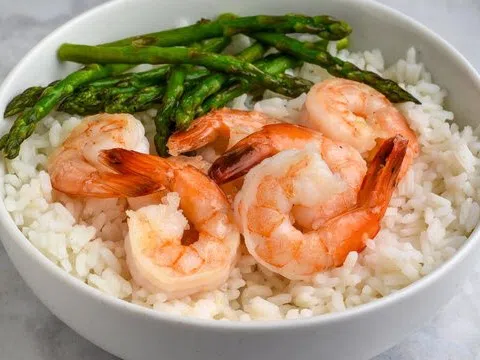 7 nhóm người không nên ăn tôm dù thích đến mấy