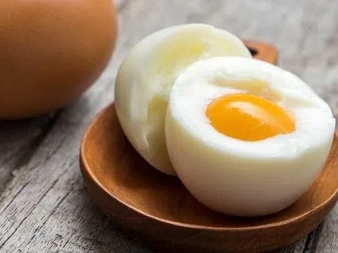 6 nhóm người không nên ăn trứng