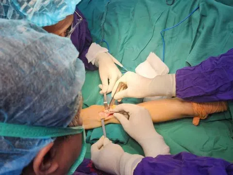 Không gãy xương cổ tay mà vẫn không cầm nắm được, coi chừng trật khớp nguy hiểm