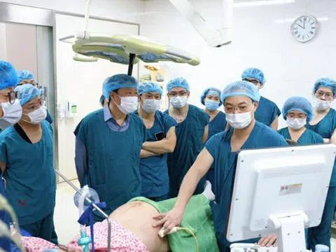 Hành trình gian nan cứu em bé khi mẹ phát hiện khối u lớn lúc mang thai