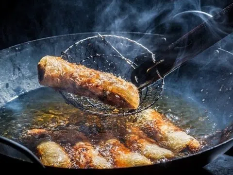 Một thói quen nấu ăn 'nuôi dưỡng' ung thư, nhiều gia đình mắc phải