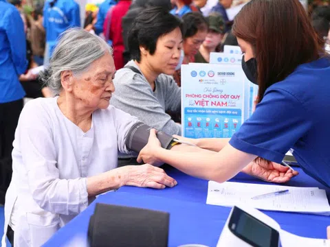 Người cao tuổi chú ý kiểm soát yếu tố nguy cơ, phòng đột quỵ não ngày Tết