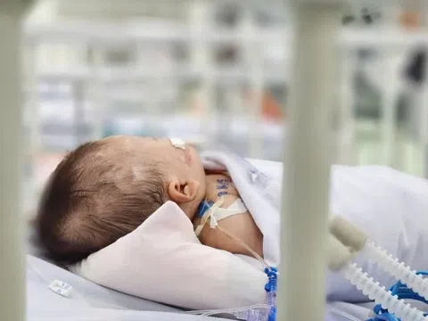 Điện thoại rơi trúng đầu con và những hiểm họa rình rập trẻ ngày Tết