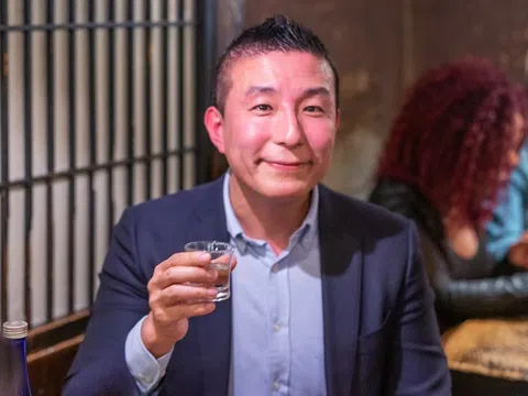 Vì sao nhiều người đỏ bừng mặt dù chỉ 'nhấp môi' chút rượu?