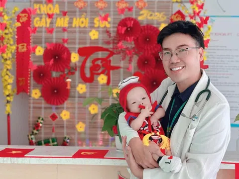 Em bé bị bỏ rơi được bác sĩ đưa 'du xuân' khắp bệnh viện