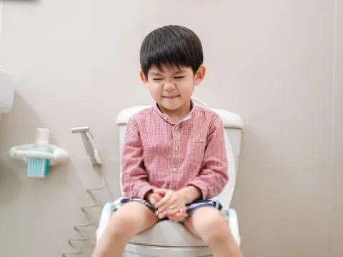 Trẻ táo bón, chậm đi cầu cần lưu ý những gì?