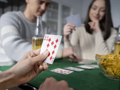 Người đàn ông nhập viện sau 3 ngày chơi bài liên tục