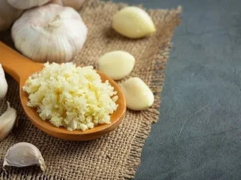 Điều gì xảy ra với cơ thể nếu thường xuyên ăn tỏi sống?