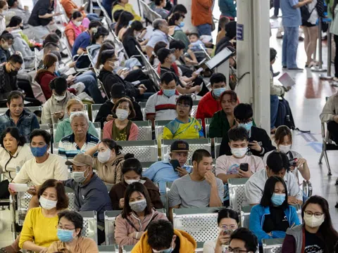 Bệnh viện ở TP.HCM đông nghịt đầu năm