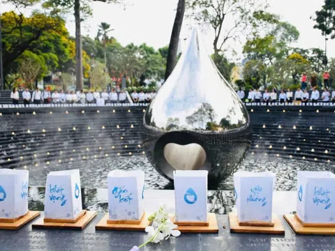 Dâng hoa tưởng niệm đồng bào mất vì COVID-19 nhân 71 năm Ngày Thầy thuốc Việt Nam