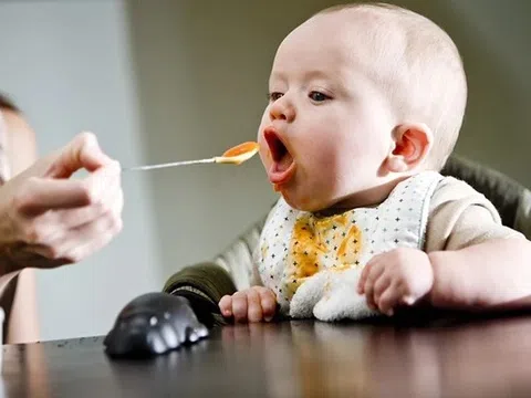Cách ăn dặm cho bé theo từng giai đoạn phát triển