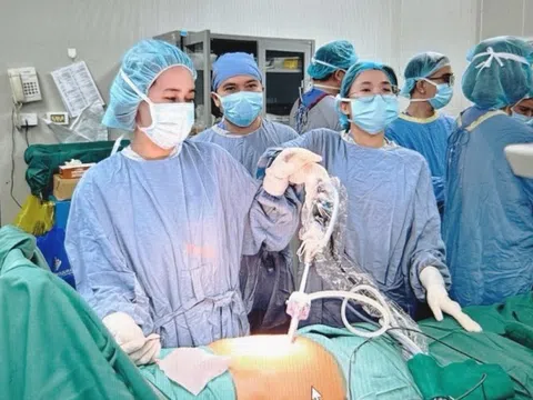 Đi khám vì đau bụng âm ỉ, người đàn ông phát hiện mắc cùng lúc 2 loại ung thư