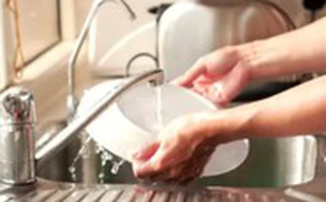 Rửa chén bát không đúng dễ khiến chất độc xâm nhập cơ thể