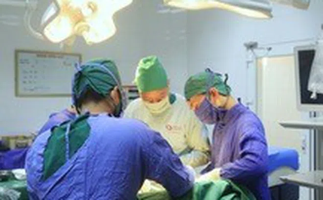 Tự sờ thấy khối u ở bụng, đi khám phát hiện mắc cùng lúc 2 bệnh ung thư